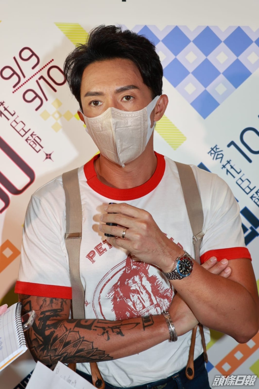 為開騷專程找老師進修唱歌及彈結他。
